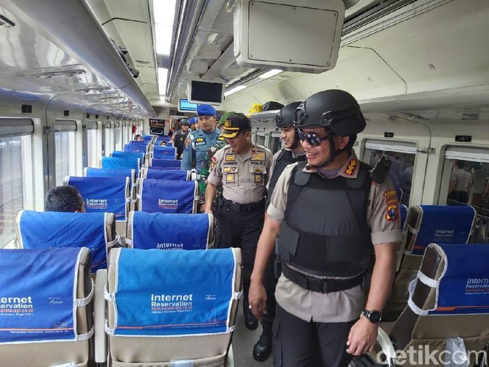 Polisi dan TNI Kota Malang mencegah adanya suporter yang berangkat ke Sidoarjo. Operasi penyekatan dilakukan di terminal bus dan stasiun kereta api.