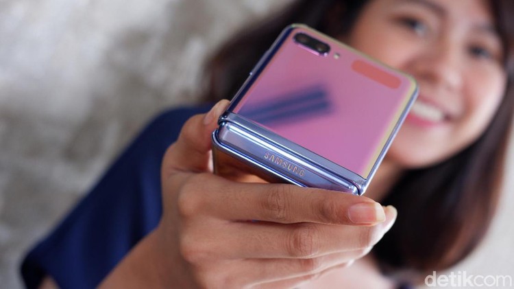 Galaxy Z Flip Galaxy Z Flop