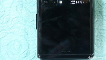 Di bagian luar terdapat layar kecil berukuran 1,06 inch dengan resolusi 116 x 300 pixel. Menggunakan panel Super AMOLED yang terlindungi Gorilla Glass 6. Foto: Rifkianto Nugroho
