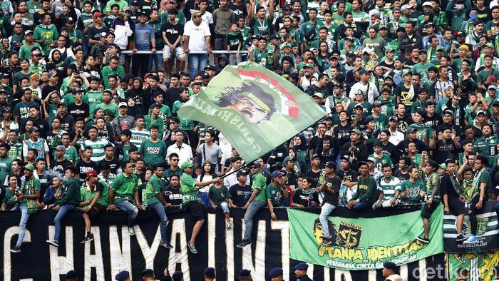 Bonek berdatangan ke Stadion Gelora Delta Sidoarjo untuk menonton langsung laga Final Piala Gubernur Jatim. Mereka datang dengan membawa atribut Persebaya.