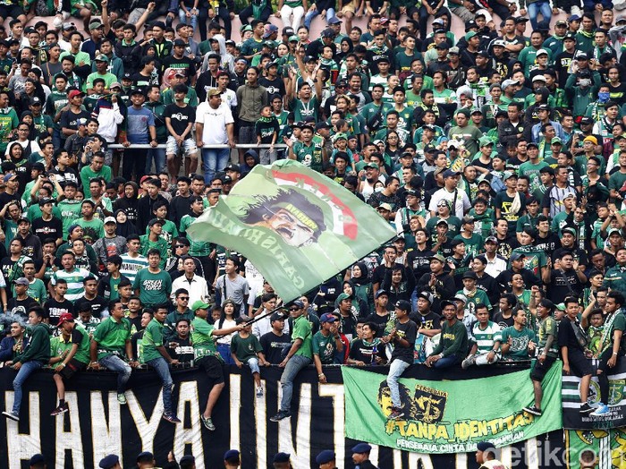 Bonek berdatangan ke Stadion Gelora Delta Sidoarjo untuk menonton langsung laga Final Piala Gubernur Jatim. Mereka datang dengan membawa atribut Persebaya.