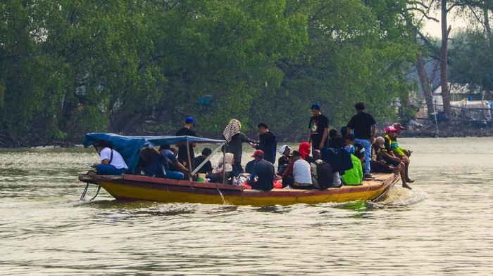 Wilayah Muaragembong seluas 11 ribu hektare, sebelumnya telah ditetapkan sebagai kawasan hutan lindung, namun berdasarkan Surat Keputusan Menteri Lingkungan Hidup nomor 475 Tahun 2005, separuh kawasan yang berada di paling ujung Kabupaten Bekasi tersebut dibuka untuk hutan produksi. Semakin menyusutnya wilayah kawasan konservasi Muaragembong menjadi ancaman terbesar karena banyaknya pembukaan lahan untuk dijadikan tambak hingga mendekati pinggir pantai.