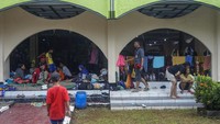 Berdasarkan data Palang Merah Indonesia (PMI) Kota Pekalongan, warga terdampak banjir sebanyak 1.347 orang mengungsi di 11 tempat pengungsian.