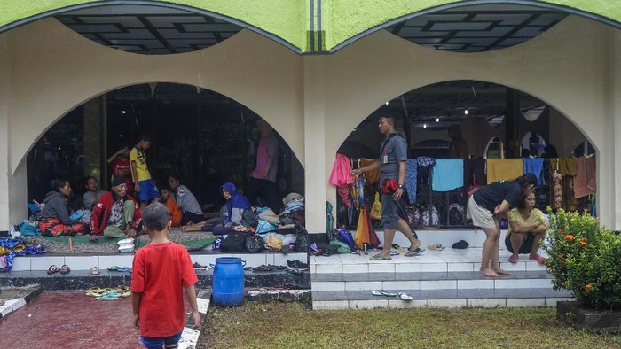 Banjir yang merendam sejumlah wilayah di Pekalongan, Jateng. Akibatnya Warga yang terdampak banjir mengungsi ke sejumlah tempat, salah satunya masjid.