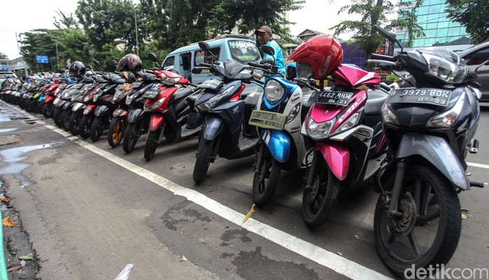 Parkir Ganjil-genap Diberlakukan di Jalan Gajah Mada-Hayam Wuruk Pemprov DKI Jakarta menilai sering terjadi kesemrawutan parkir di Jalan Gajah Mada-Hayam Wuruk. Parkir ganijl-genap langsung diberlakukan.
