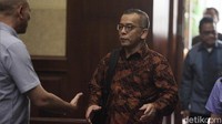 Dalam sidang sebelumnya, Emirsyah juga didakwa melakukan tindak pidana pencucian uang (TPPU). Perbuatan Emirsyah disebut dilakukan bersama Soetikno Soedarjo.