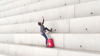 Mendaki? Bukan, ini foto di tangga. Angle fotonya saja yang membuatnya jadi istimewa. Foto: Instagram @umtiago via Bored Panda