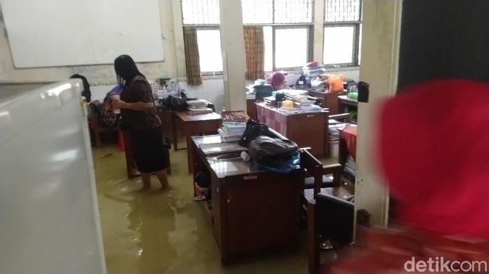 SMPN 34 Semarang kebanjiran, ujian praktik ditunda. 20/2/2020