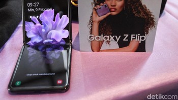 Hadir dalam varian warna Mirror Purple dan Mirror Black. Untuk beberapa negara akan dihadirkan warna khusus Mirror Gold. Samsung turut menghadirkan edisi khusus Thom Browne. Foto: Rifkianto Nugroho