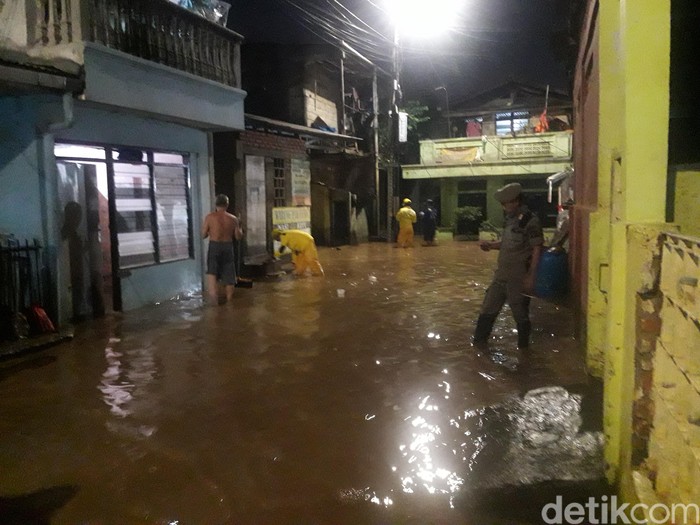 Banjir di Rawajati Jakarta Selatan (M Ilman Nafian/detikcom)