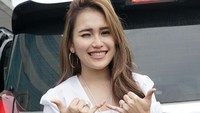 Usai kembali dari Rusia, Ayu Ting Ting tampak sangat semringah. Pool/Palevi S/detikFoto.