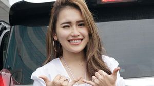 Smile! Balik dari Rusia, Ayu Ting Ting Semringah Banget