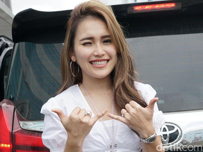 Ayu Ting Ting saat ditemui di studio Trans TV.