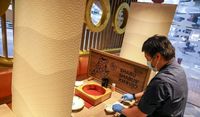 Cegah Virus Corona, Restoran di Hong Kong Pasang Sekat Kaca di Setiap Meja
