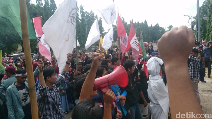 Demonstrasi mahasiswa mengkritik Wali Kota dan Wakil Wali Kota Cilegon. (M Iqbal/detikcom)