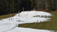 Pengambilan salju dari satu lokasi ke lokasi lain juga dilakukan panitia piala dunia ski lintas-negara bulan lalu di Nove Mesto na Morave, Republik Ceko. Mereka harus mempertebal jalur lintasan ski agar dapat melanjutkan kompetisi (Foto: CNN)