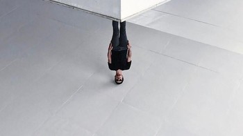 Terlihat seperti manusia menggantung, foto ini diambil secara normal namun kemudian dibalik untuk dapat efek ilusi. Foto: Instagram @umtiago via Bored Panda