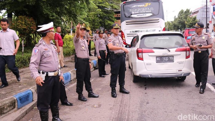 Lima orang yang mengaku Bonek diamankan polisi di Kabupaten Madiun. Mereka diamankan saat hendak ke Sidoarjo untuk menyaksikan final Piala Gubernur Jatim antara Persebaya vs Persija.