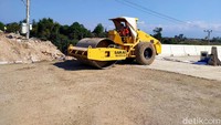 Tol ini terdiri dari seksi Indrapuri-Blang Bintang sepanjang 13 km, kemudian Blang Bintang-Kutobaro sepanjang 8 km, dan Kutobaro-Simpang Baitussalam sepanjang 5 km. Kemudian dilanjut dengan seksi Padang Tiji-Seulimeum sepanjang 26 km, Seksi Seulimeum-Jantho sepanjang 6 km, dan terakhir seksi Jantho-Indrapuri sepanjang 16 km.