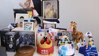 Pria yang memiliki nama panggilan Jerapah ini tengah tersenyum bahagia. Di hari ulang tahunnya, ia mendapat banyak kue dan hadiah. Tuh kan, ada yang kasih boneka jerapah! Foto: Instagram/Istimewa