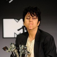 Dalam sejumlah wawancara, Lady Gaga mengatakan bahwa secara gender, dirinya tidak pernah berpikir sebagai pria atau wanita. Dalam berpenampilan, penyanyi 33 tahun ini banyak terinspirasi dari David Bowie. Lady Gaga juga memiliki alter ego, seorang pria Italia bernama Jo Calderone. Foto: Jason Merritt/TERM