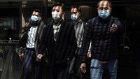 Sejumlah warga berlalu lalang di kawasan pusat bisnis di Hong Kong dengan mengenakan masker pelindung pernapasan. Wabah virus corona masih terus memakan korban jiwa. Hingga kini korban tewas akibat COVID-19 telah melebihi 2.100 orang secara global. AP Photo/Kin Cheung.