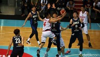 Para pemain timnas basket Indonesia berusaha menembus pertahanan lawan.