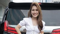 Ayu tampil dengan blus putih dan celana jeans. Pool/Palevi S/detikFoto.
