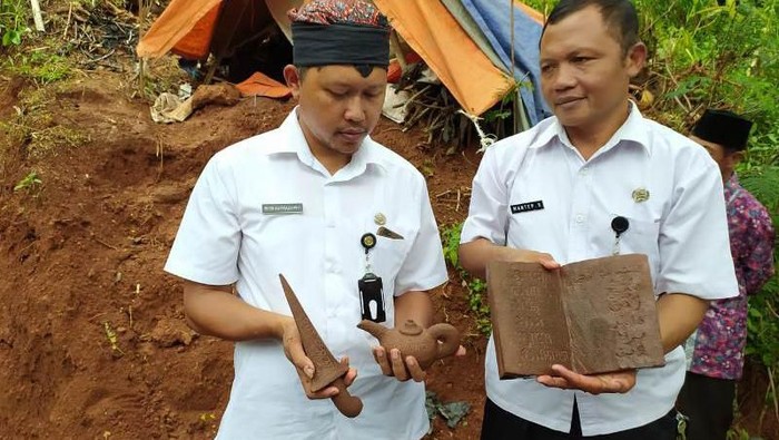 Temuan keris, teko, dan buku yang berbahan batu di Kabupaten Magelang, Kamis (20/2/2020).