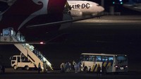 Sementara itu, para penumpang lain yang negatif virus corona diizinkan untuk turun dari kapal dan menuju Bandara Internasional dengan menggunakan bus untuk kembali ke negara asal. Getty Images/Tomohiro Ohsumi.