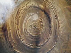 10 Tempat yang Tak Kalah Aneh dari Segitiga Bermuda