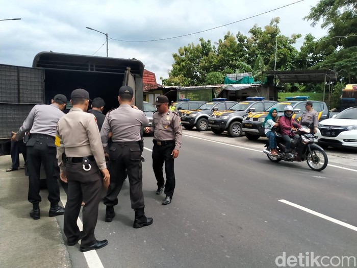 Polisi Jombang melakukan penyekatan untuk menghalau Bonek yang hendak menonton final Piala Gubernur Jatim di Stadion Gelora Delta Sidoarjo. Polisi pun mengajak ratusan Bonek dan Bonita menonton bareng (nobar) laga Persebaya vs Persija itu.