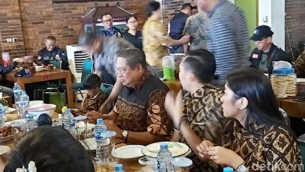 Ditemani Ibas Pulang ke Pacitan, SBY Mampir Santap Ayam Goreng Sukoharjo