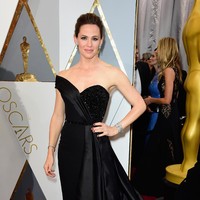 Jennifer Garner mengalami serangan panik karena dress yang dikenakan di Oscar 2016. Gaun Versace tersebut membuatnya sangat tidak nyaman karena korset menekan dan menggeser organ-organ dalam. Foto: Getty Images