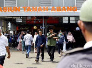 Massa Aksi 212 Mulai Tiba di Stasiun Tanah Abang