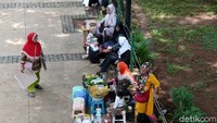 Terlihat sejumlah pedagang berjejer di kawasan Monas, Jakarta, jelang aksi 212.