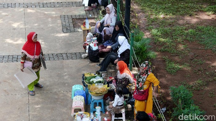 Sejumlah pedagang mulai berdatangan menjajakan makanan dan minuman jelang aksi 212 di kawasan Monas.