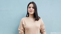 Alice yang tampil dengan dress berwarna coklat itu menceritakan kenangannya dengan sosok Ashraf Sinclair. Pool/Palevi S/detikFoto.