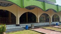 Banjir yang sebelumnya merendam wilayah Pekalongan membuat warga terpaksa meninggalkan rumah mereka untuk mengungsi ke tempat yang lebih aman. Namun, suasana di masjid yang menjadi salah satu lokasi pengungsian korban banjir itu tampak mulai sepi.