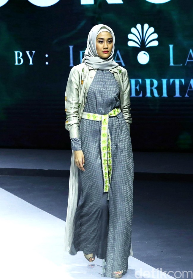 Irna Mutiara dari Label Irna La Perle menampilkan koleksi busana muslim bertema Corona di ajang mode Muslim Fashion Festival [Muffest] 2020, Kamis [20/2/2020]. Foto: Mohammad Abduh/Wolipop.