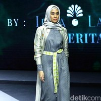 Irna Mutiara dari Label Irna La Perle menampilkan koleksi busana muslim bertema Corona di ajang mode Muslim Fashion Festival [Muffest] 2020, Kamis [20/2/2020]. Foto: Mohammad Abduh/Wolipop.