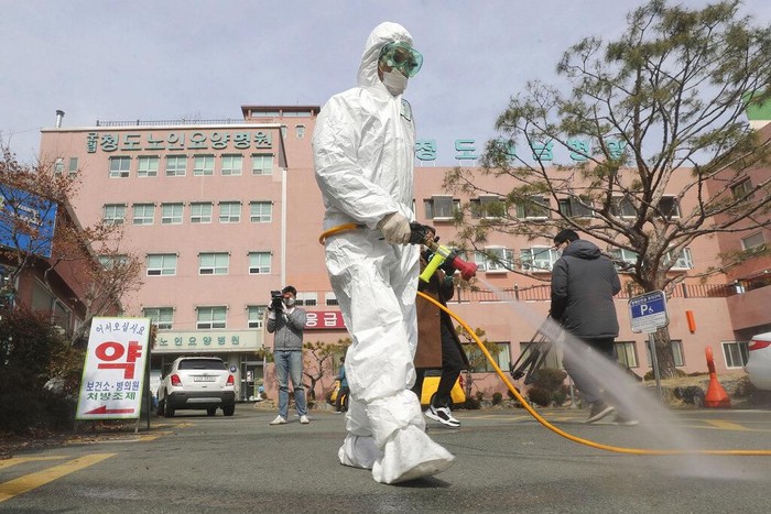 Wabah virus corona turut membuat kota Daegu di Korea Selatan menjadi sepi. Berbagai aktivitas di kota itu pun dihentikan untuk sementara waktu.
