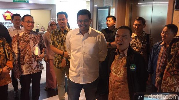 Bobby Nasution bersama Wakil Ketua DPR dari Fraksi Gerindra, Sufmi Dasco Ahmad usai pertemuan di ruang Fraksi Gerindra.