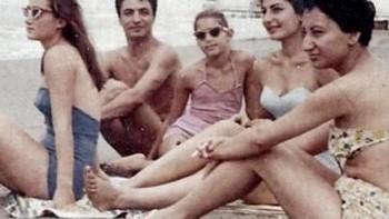Para wanita Iran di tahun 1979 bebas berbikini sebelum pembentukan Iran sebagai negara Republik Islam. Foto: Pinterest via Gent Side
