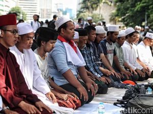 Massa Aksi 212 Salat Asar Berjamaah, Pedagang Tikar Laku Keras?