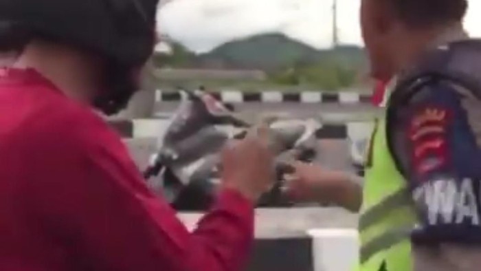 Pemotor merasa tidak salah melaju di jalur cepat