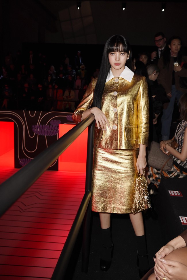 Lisa Blackpink tampil lady-like ketika menghadiri parade busana Prada yang merupakan bagian dari Milan Fashion Week. Kehadirannya pun jadi trending di Twitter.  Foto: Getty Images/Pietro S. DAprano
