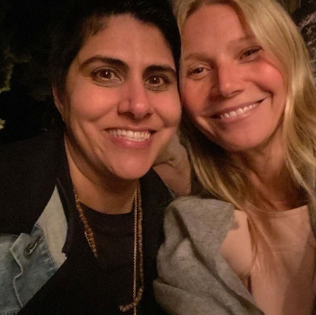 Bukan rahasia lagi kalau Gwyneth Paltrow suka penampilan tanpa makeup. Tadi malam dia menyelenggarakan pesta makan malam untuk membahas kesadaran tentang rasa malu yang sering diasosiasikan dengan penuaan dan tuntutan yang kita rasakan untuk menutupi kerapuhan kita: Kami menantang semua tamu untuk hadir tanpa makeup, tulis Goop dalam postingan Instagram. Foto: Instagram/@demimoore, @gwynethpaltrow, @erinfoster