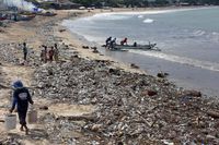 Miris! Tumpukan Sampah Cemari Pantai Kedonganan Bali