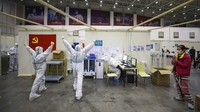 Tak hanya pasien, para petugas medis di rumah sakit darurat itu juga kerap melakukan olahraga ringan seperti senam sembari mengisi waktu. Chinatopix via AP Photo.